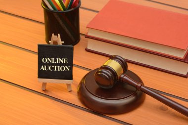 Tablo, hukuk arka plan üzerinde tahta tokmak ile online açık artırma