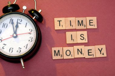 Zaman para kavramsal arka plan üzerinde zaman saati ile demektir