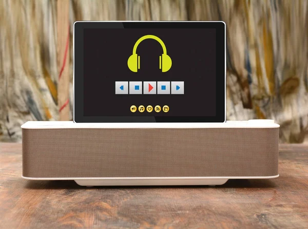 Głośnik Bluetooth dla muzyki na podłoże drewniane, przenośny zestaw audio — Zdjęcie stockowe