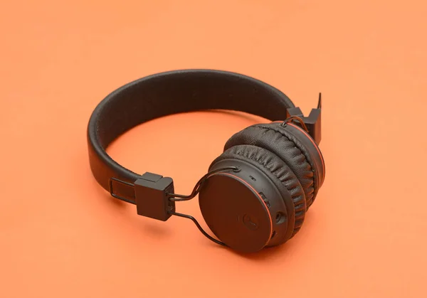 Bezprzewodowe słuchawki na stole, muzyki w podróży — Zdjęcie stockowe