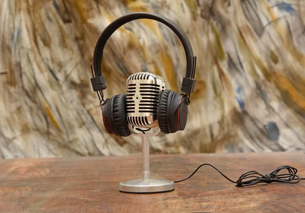 Bezprzewodowe słuchawki z mikrofonem na stole, koncepcja muzyki — Zdjęcie stockowe