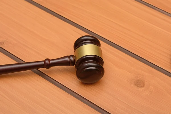 Masada tahta tokmak, hukuk ile ilgili arka plan