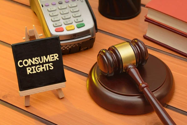 Tema de los derechos del consumidor con martillo de madera sobre la mesa, fondo de la ley — Foto de Stock