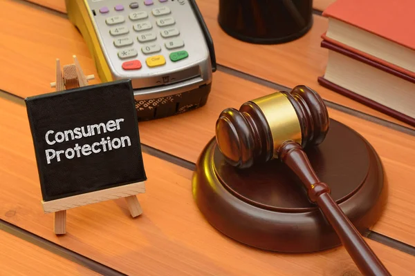 Tema Protección al consumidor con martillo de madera en la mesa, fondo de la ley — Foto de Stock
