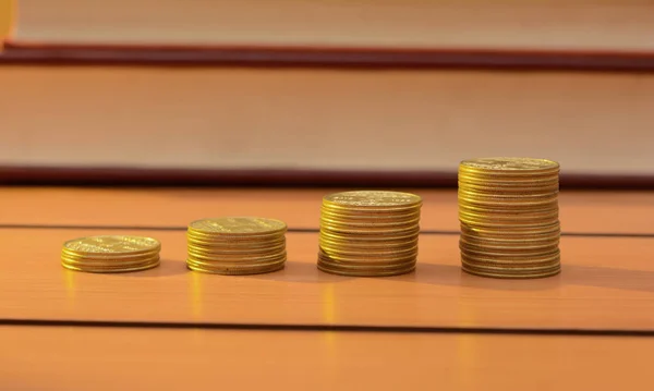 Moedas pilha fazendo progresso na mesa de madeira, conceito de dinheiro — Fotografia de Stock