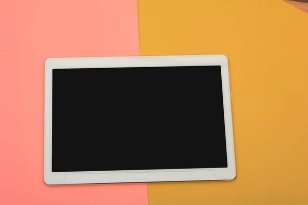 Пустой экран белый планшет на многоцветном фоне — стоковое фото