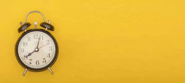 Reloj despertador analógico sobre fondo de color amarillo, tema de sincronización — Foto de Stock