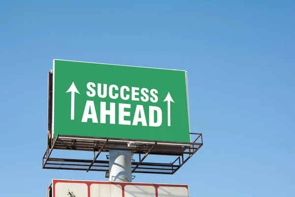 Başarı öncesinde kelimeler ve oklar ile Yol işareti — Stok fotoğraf