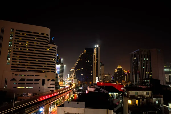 Місто з видом на Бангкок, з повітряних вид на Бангкок в нічний час з високим вище — стокове фото