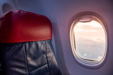 Uçak pencere kenarı güzel sahne seyahat kavramı