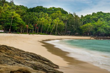 Tropikal Sandy Beach altında bulutlu gökyüzü, Tayland