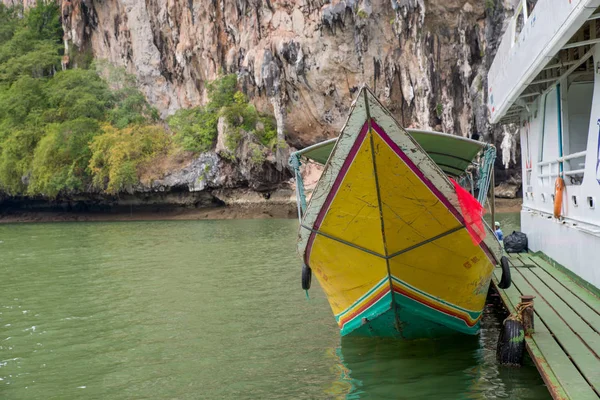 Beautiful Front View of Boat on a Island — Stock Photo, Image