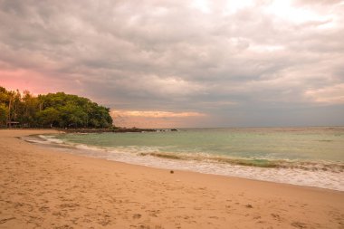 Turuncu günbatımı deniz manzaralı bir plaj, Tayland Pataya.