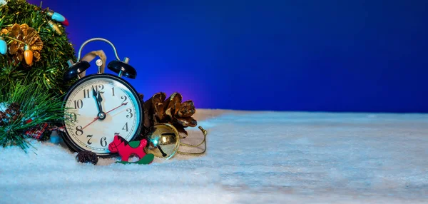 Modelo de banner da temporada de Natal com fundo de neve — Fotografia de Stock