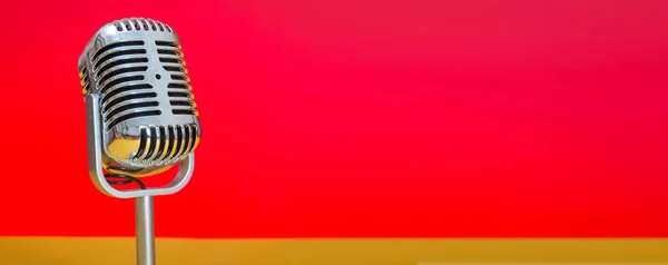 Close-up van Retro microfoon geluidsconcept met rode en gele achtergrond banner — Stockfoto
