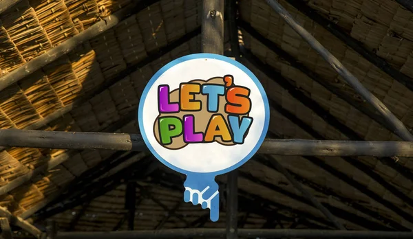 Lässt Schildertafel draußen auf einer Holzkonstruktion spielen. — Stockbild Lässt Schildertafel draußen auf einer Holzkonstruktion spielen — Stockfoto