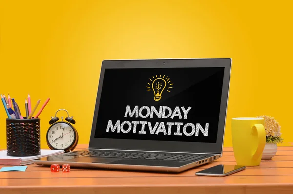 Maandag Motiviation op een laptop met verzadigde achtergrond — Stockfoto