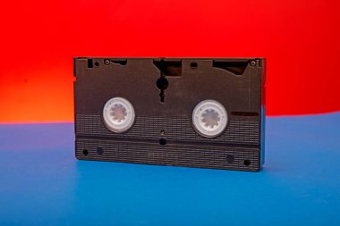 Eski vhs video kaset kırmızı ve mavi arka plan üzerinde fotoğraf izole
