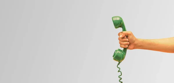 Elinde eski telefon alıcısı, elinde işadamı eski telefon alıcısı, afiş arka plan tutan