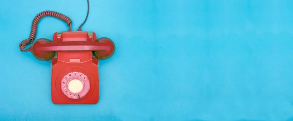 Eski kırmızı telefon seti üst görünüm fotoğraf, iletişim kavramı arka plan — Stok fotoğraf