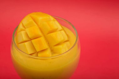 Mango meyve dilimi siyah arka plan üzerinde yakın sallamak