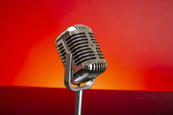 Ρετρό vintage στυλ μεταλλικό μικρόφωνο απομονώνεται, RJ, τραγουδώντας ακούγοντας concept — Φωτογραφία Αρχείου