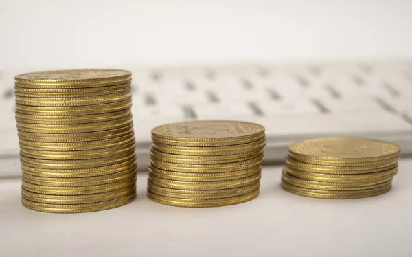 Złote monety stosy z klawiatury cyfrowej koncepcji gospodarki — Zdjęcie stockowe