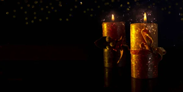 Płonące świece Bożego Narodzenia na białym tle z kopią miejsca na tekst — Zdjęcie stockowe