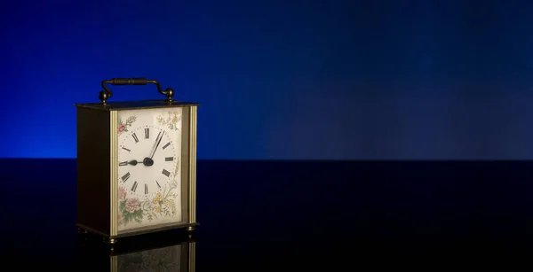 Vintage retro Bordsklocka med blå bakgrund banner tid förvaltning koncept — Stockfoto