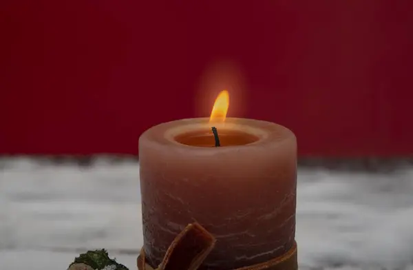Lume di candela con sfondo neve banner a tema natalizio — Foto Stock