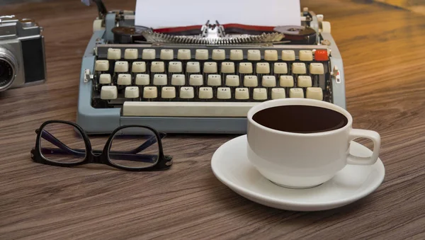 Typewriter on the old wooden desk with coffee cup, writers block office desk — Stock Photo, Image