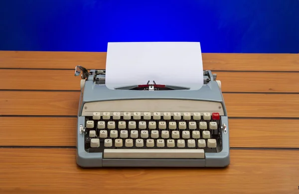 Old manual typewriter with white paper on wooden table, copy space banner — Stock Photo, Image