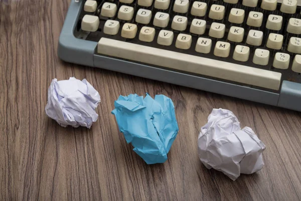 Old manual typewriter on wooden background and crumpled papers — Stock Photo, Image