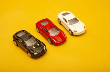 Sarı zemin üzerinde çok renkli modern araba koleksiyonu