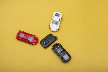 Sarı arka planda uzaktan kumandalı çok renkli modern arabaların koleksiyonu