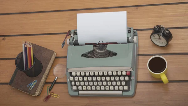 Írógépet a régi, fából készült íróasztal kávéscsésze, írók blokk irodai íróasztal — Stock Fotó