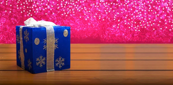 Caixa de presente de Natal de cor azul com neve no fundo de madeira, copie o banner do espaço — Fotografia de Stock