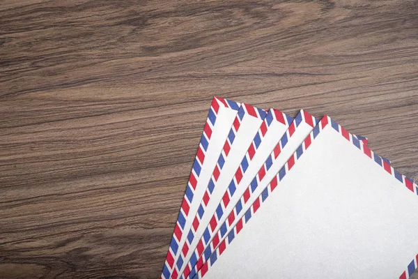 Λευκά vintage ταχυδρομική κάρτα σε ξύλινο φόντο, ταχυδρομική έννοια — Φωτογραφία Αρχείου