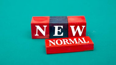 Kopya alanı arkaplanı olan kırmızı tahta blok küplerinde yeni normal metni