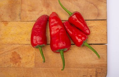 Kırmızı izole kırmızı biber, ahşap arkaplanda kopya alanı ile yakın görünüm