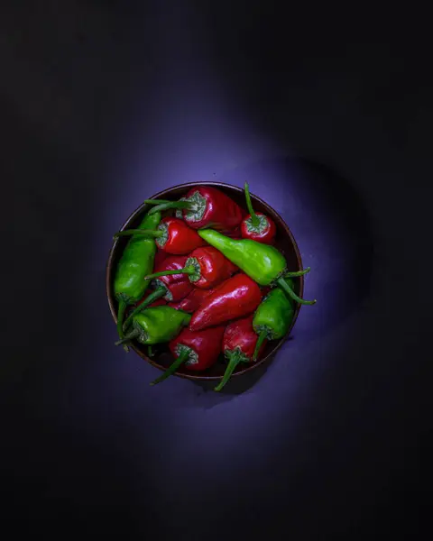 Piros elszigetelt chili paprika közeli kilátás sötét háttér és másolja a helyet — Stock Fotó