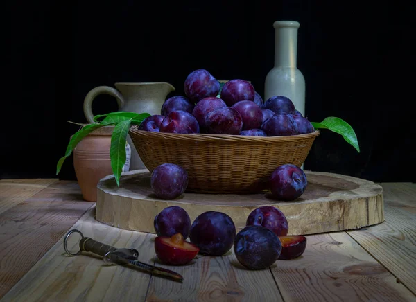 Frutta di prugne isolate su fondo di legno con coltello con spazio copia — Foto Stock