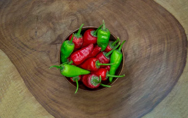 Vista superior de los chiles rojos y verdes en tazón con fondo de madera granja concepto fresco —  Fotos de Stock