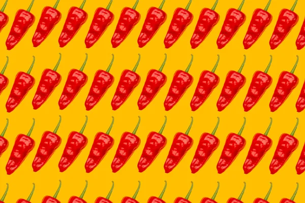 Red Chili Pepper nahtloses Texturmuster auf gelbem Hintergrund — Stockfoto