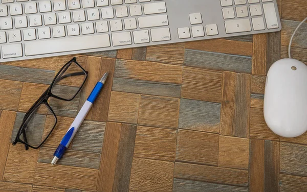 Moderne werkplaats op houten tafel met computermuis en toetsenbord — Stockfoto