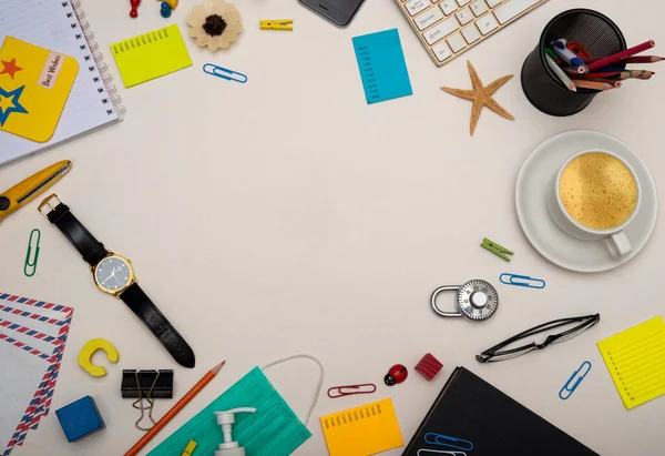 Tabela vista superior da mesa de escritório com artigos de papelaria e espaço de cópia — Fotografia de Stock