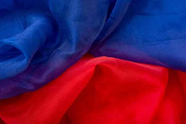 Detailní záběr červené a modré hedvábné tkaniny dělat pozadí — Stock fotografie