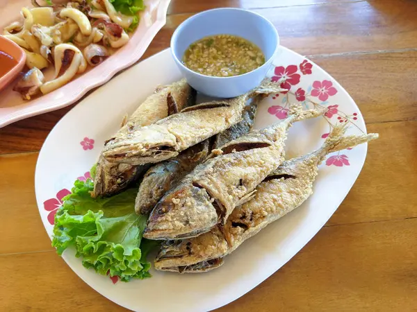 Tahta masada kızarmış uskumru balığı.