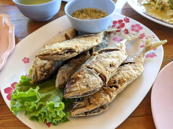 Tahta masada kızarmış uskumru balığı.