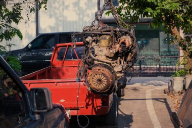 Garaj, otomotiv endüstrisi ve garaj kavramları vinç asılı eski veya kullanılmış araba motoru.